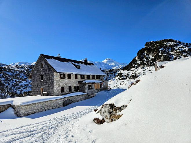 Planinska koča pod Bogatinom vabi tudi pozimi. FOTO: Tina Horvat