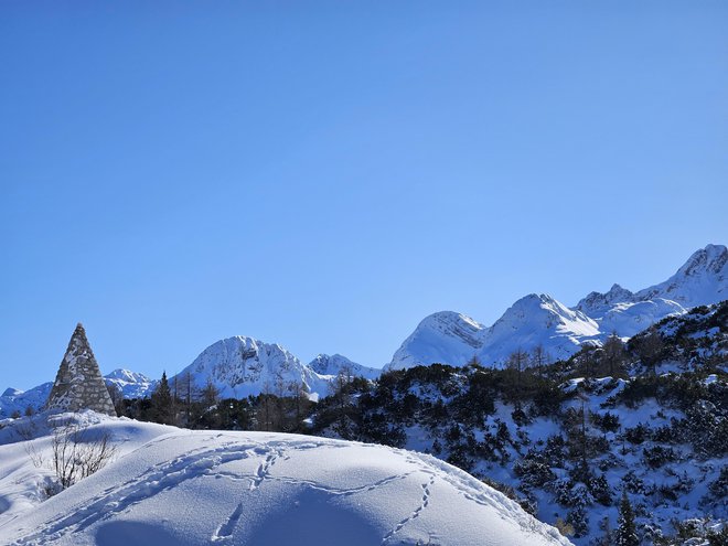 Spomin na vojno (levo) pod vencem Bohinjsko-Tolminskih gora FOTO: Tina Horvat