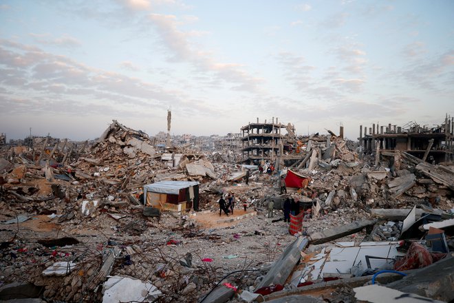 V Gazi je bilo od začetka vojne ubitih več kot 48.000 ljudi, a nekateri strokovnjaki ocenjujejo, da bi bilo število žrtev lahko še večje. FOTO: Mahmoud Issa/Reuters