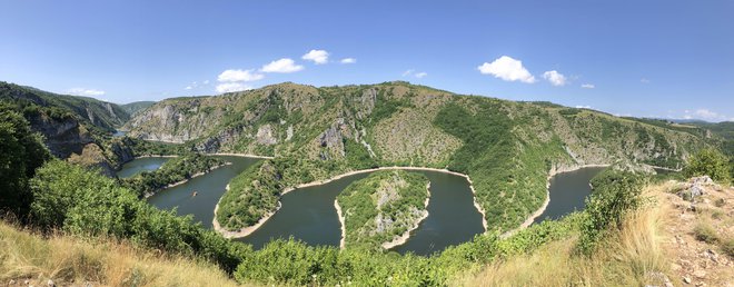 Meandri reke Uvac niso samo spektakel, ki ga je treba videti z višine. Vožnja s kajakom je neverjetno vznemirljiv način raziskovanja tega naravnega pojava z drugačne perspektive. FOTO: Snežana Krstić