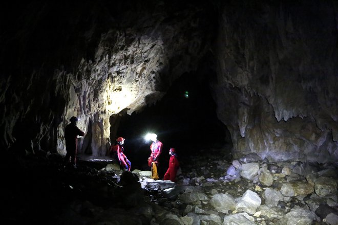 Jame, kot sta Ledena in Usačka pećina, so impresivne naravne formacije, ki skrivajo edinstveno kraško morfologijo, stalaktite in stalagmite. FOTO: Zoran Ilić