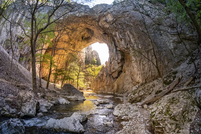 Naravni mostovi na reki Vratni v vzhodni Srbiji: ta naravni fenomen je zelo lahko dostopen – od istoimenskega samostana je oddaljen pol ure lahke hoje. FOTO: Nebojša Atanacković

 