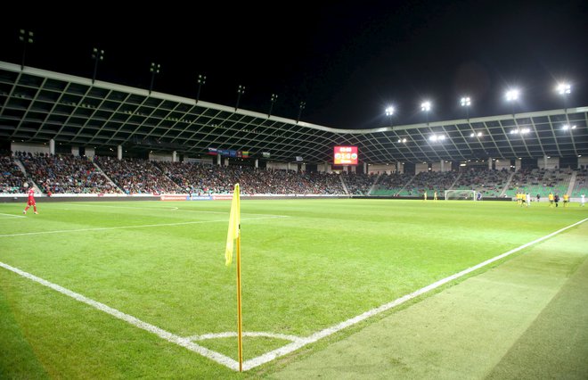 Gre za prvo celovito prenovo nogometne zelenice od odprtja stadiona pred 14 leti. FOTO: Srdjan Zivulovic/Reuters