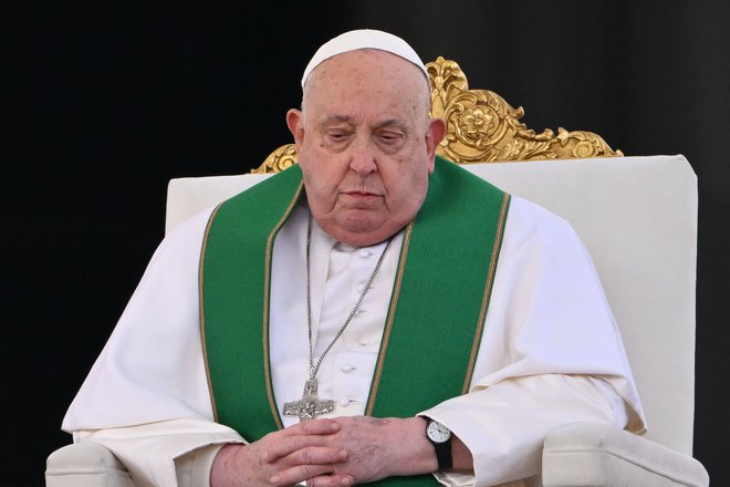 Jorge Mario Bergoglio, ki je decembra lani dopolnil 88 let, vodi katoliško občestvo in cerkveno državo od leta 2013, ko je nadomestil papeža Benedikta XVI., ki je odstopil, umrl pa desetletje pozneje. FOTO: Alberto Pizzoli/AFP