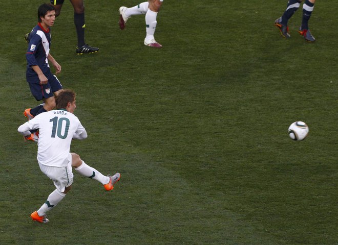 Gol Valterja Birse proti ZDAvelja za enega od najlepših na mundialu v Južni Afriki. FOTO: David Gray/Reuters