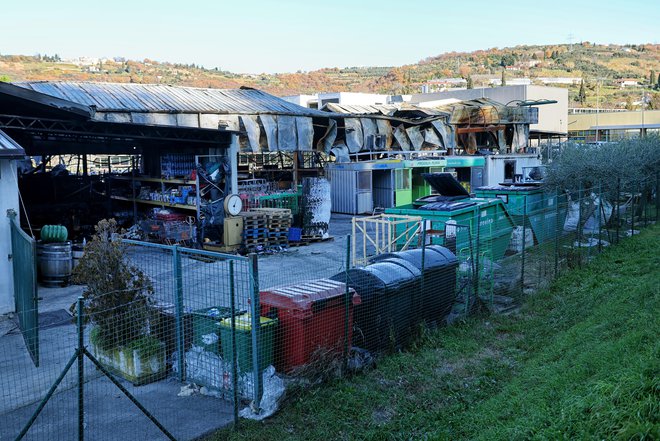 Tako kot je bilo nekaj dni po požaru, je bilo do včeraj. Zdaj se začenja novo poglavje tudi za pogorelo trgovino v Luciji. FOTO: Blaž Samec