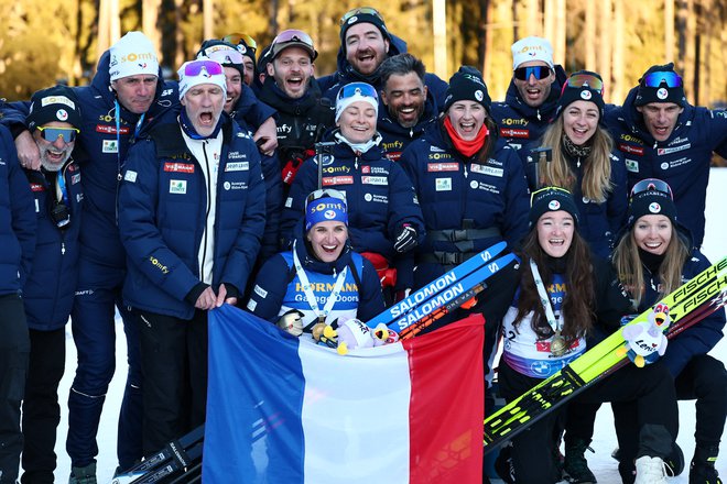 V francoskem taboru je bilo ob zmagi Julie Simon veselo. FOTO: Denis Balibouse/Reuters