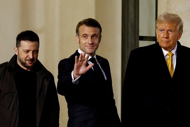 Ukrajinski predsednik Volodimir Zelenski, francoski predsednik Emmanuel Macron in ameriški predsednik Donald Trump med srečanjem v Parizu decembra lani Foto Christian Hartmann/Reuters