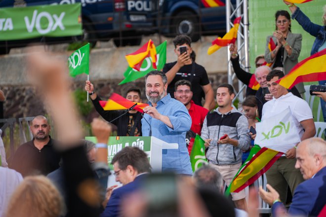 Predsednik španske skrajno desne stranke VOX Santiago Abascal ima veliko privržencev med mladimi moškimi. FOTO: Reuters