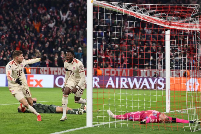 Bayernov Kanadčan Alphonso Davies je spretno potisnil žogo v vrata v 4. minuti sodnikovega podaljška in Bayernu zagotovil osmino finala. FOTO: Alexandra Beier/AFP