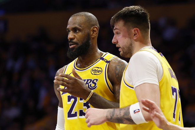 LeBron James in Luka Dončić sta doslej skupaj odigrala dve tekmi. Oba sta imela teden dni počitka. FOTO: Ronald Martinez/AFP