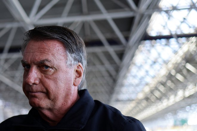 Nekdanji brazilski predsednik Jair Bolsonaro sodeč po obtožnici ni izbiral sredstev, da bi se obdržal na oblasti. FOTO: Ueslei Marcelino/Reuters