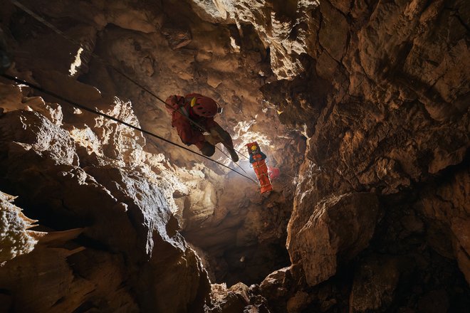 Jamarske nesreče niso pogoste, a ko se zgodijo, lahko reševanje traja tudi več dni. Fotografija je bila sicer posneta med reševalno vajo v Mihovski jami. FOTO: Tomaž Grdin


 
