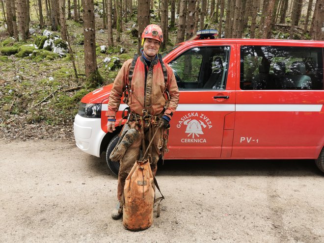 Avtor priročnika Damijan Šinigoj je pisatelj in prevajalec, hkrati pa tudi strasten jamar, jamarski reševalec in inštruktor jamarskega reševanja. Predvsem v zadnjem desetletju se je usmeril tudi na izobraževalno področje jamarstva in reševanja iz jam, z njegovo pomočjo se je v tem času izobrazilo ogromno novih jamarjev in jamarskih reševalcev. FOTO: osebni arhiv


 
