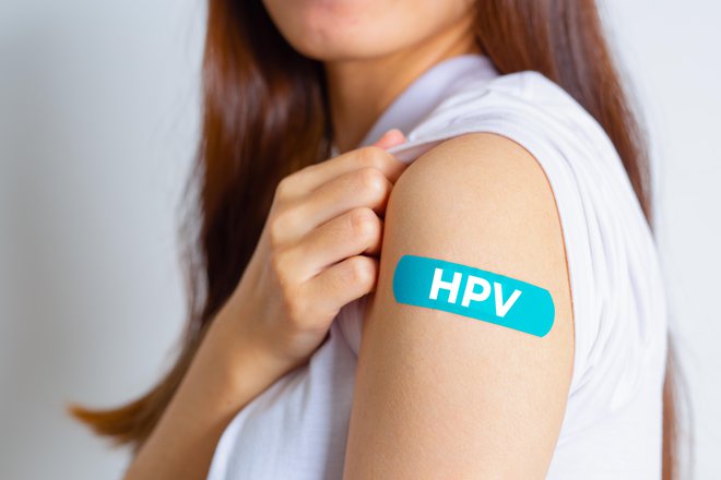 S HPV se vsaj enkrat v življenju okuži med 80 in 90 odstotkov ljudi, večina že kmalu po začetku spolne aktivnosti. FOTO: Shutterstock