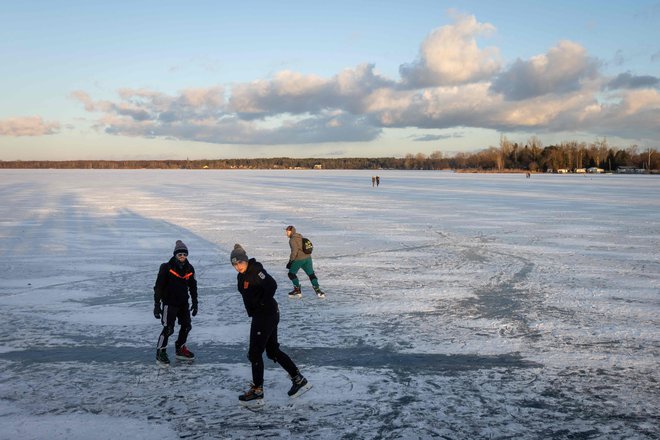 Oddih na zamrznjenem jezeru Zegrzynski, 25 kilometrov severno od Varšave. FOTO: Wojtek Radwanski/AFP