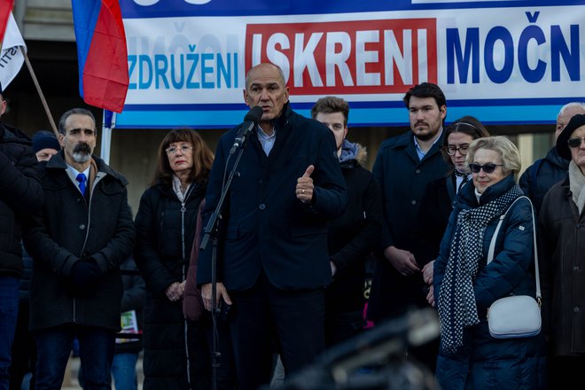 Janez Janša se je po seji ustavne komisije udeležil protesta. Dejal je, da je formula za uspeh na prihodnjih volitvah »kdor ni proti nam, ta je z nami«. Cilj je najmanj 60 poslancev, kar je nujno za ustavne spremembe. FOTO: Črt Piksi