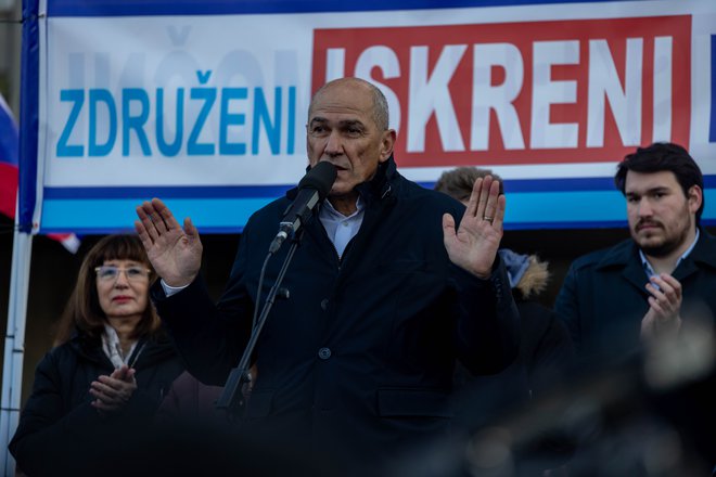 "To bo tudi referendum proti tej nori oblasti. In močan rezultat proti bo skrajšal rok trajanja te zblojene norosti," je dejal Janša. FOTO: Črt Piksi