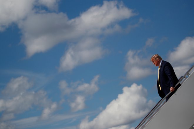 Ameriški predsednik Donald Trump med izstopanjem iz predsedniškega letala. Foto: Carlos Barria/Reuters Pictures