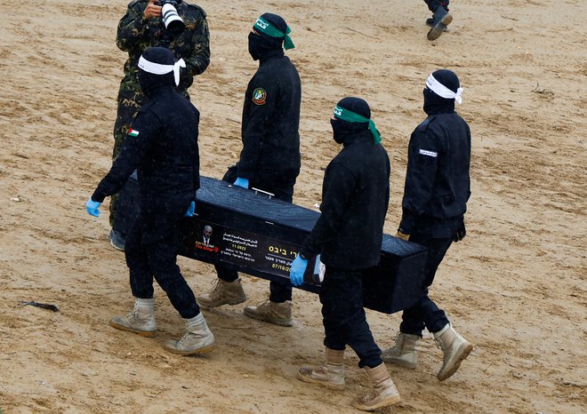 Krste so predali najprej Rdečemu križu, ta pa izraelskim varnostnim silam. FOTO: Hatem Khaled Reuters