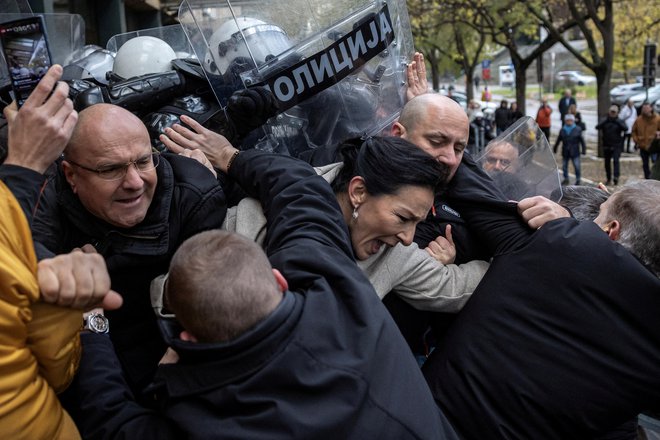 Eden izmed ključnih dejavnikov nizke ravni zaupanja je politični vpliv na policijo. Kar 72 odstotkov anketirancev meni, da politiki v celoti nadzorujejo delovanje policije. FOTO: Marko Djurica/Reuters