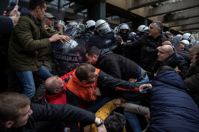 Le 55,6 odstotka anketirancev meni, da policija deluje profesionalno le občasno. FOTO: Marko Djurica/Reuters