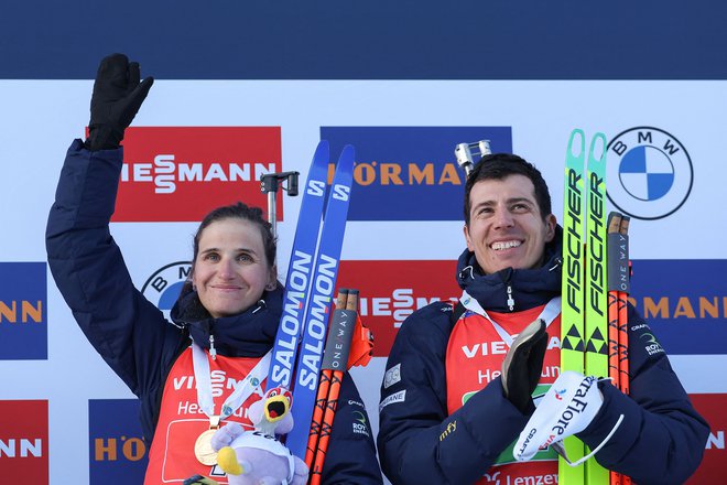 Zmage sta se veselila Francoza Julia Simon in Quentin Fillon Maillet. FOTO: Franck Fife/AFP