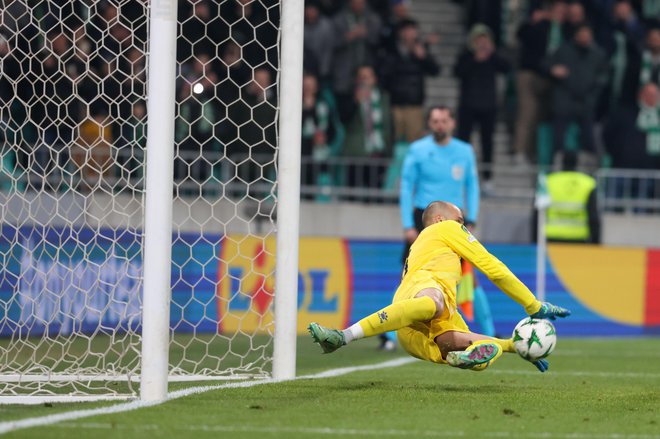 Filip Manojlović je takole ubranil enajstmetrovko Alejandru Blancu. FOTO: Voranc Vogel/Delo