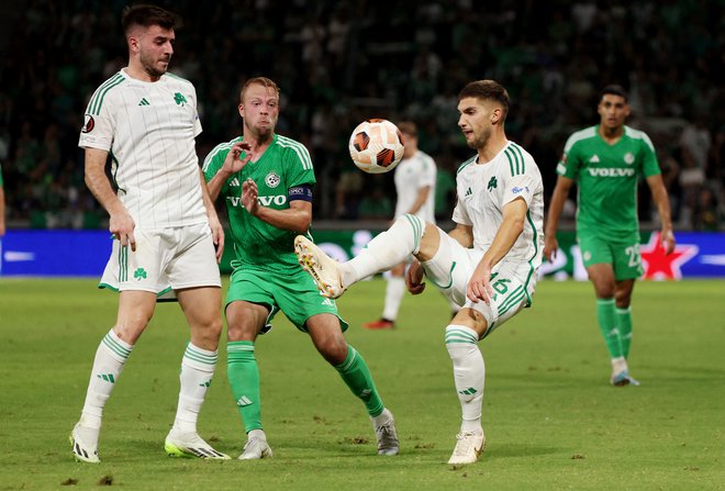 Panathinakos, pri katerem igra Adam Gnezda Čerin (z žogo), je v 94. minuti strl islandski Vikingur in se uvrstil v osmino finala konferenčne lige. FOTO: Ronen Zvulun/Reuters