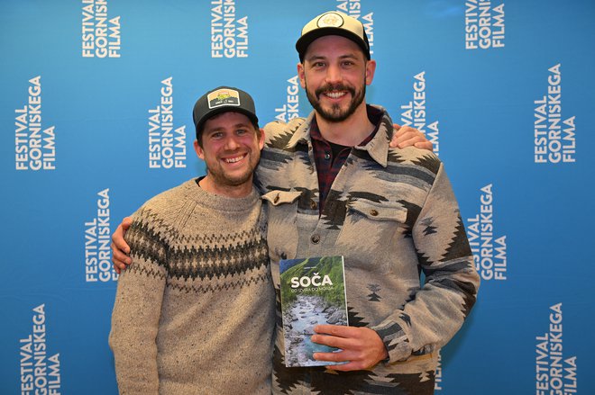 Rožle Bregar in Rok Rozman sta na letošnjem festivalu predstavila tudi veslaški vodnik Soča od izvira do morja. FOTO: Arhiv Festivala gorniškega filma