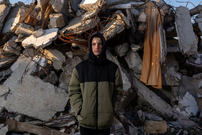 Petnajstletni David stoji pred svojo porušeno šolo v oblasti Mikolajev na jugu Ukrajine. FOTO: Oleksii Filippov/Unicef