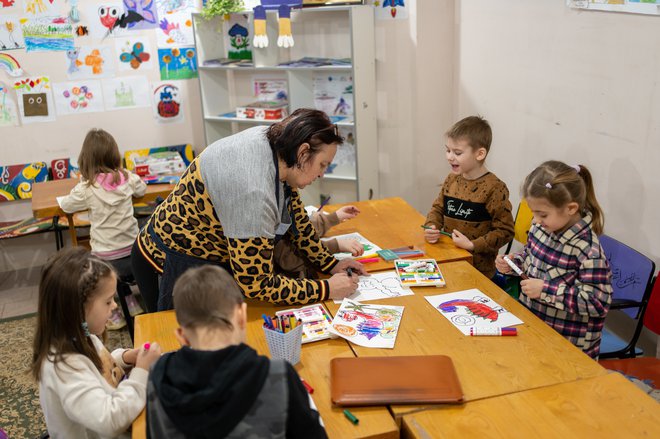 Otroci v izobraževalnem centru v Ukrajini, ki sta ga uredila Unicef in Harkovska oblast. FOTO: Oleksii Filippov/Unicef