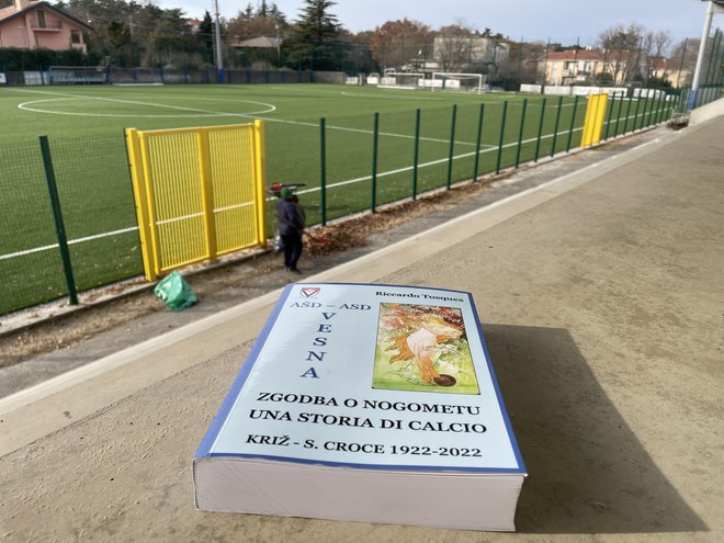 Dvojezična knjiga o nogometu v vasici Križ nad Trstom se nastavlja sončnim žarkom na tribuni stadiona. FOTO: Rok Tamše