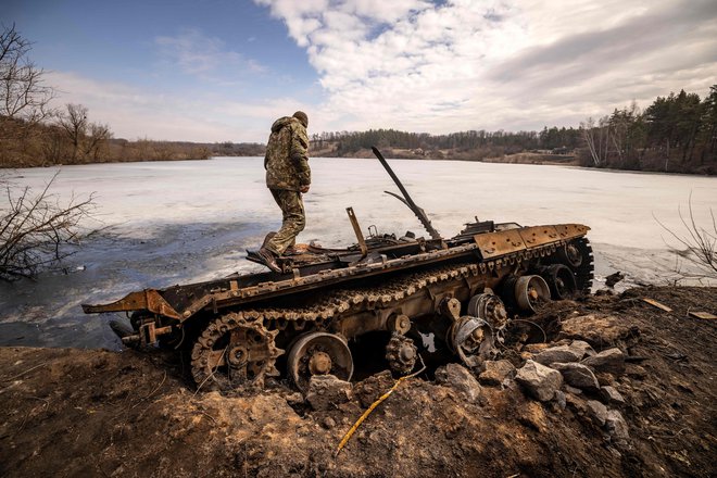 Nezanesljivi so podatki o tem, koliko je bilo doslej žrtev med tistimi, ki se vsak dan spopadajo na več kot 400 kilometrov dolgi frontni črti. FOTO: Fadel Senna/AFP