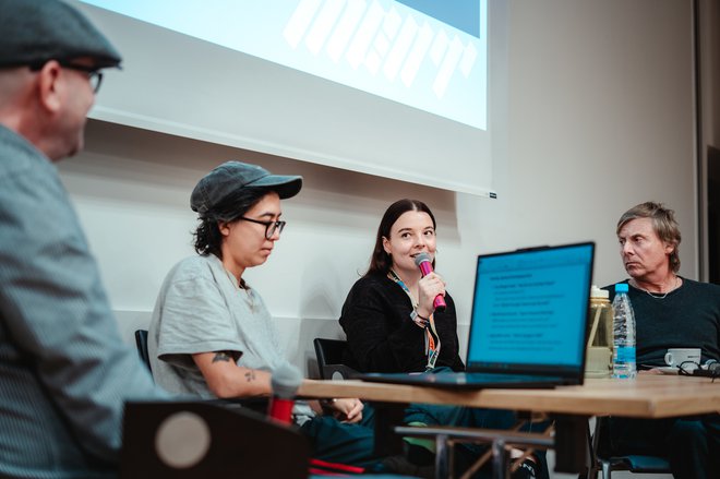 Udeleženci razprave (od leve proti desni) Silvij Skok, Anika Mottershawin, Ellie Rumbold in Paul Jones na nedavnem Mentu. Foto Lenart Lukšič