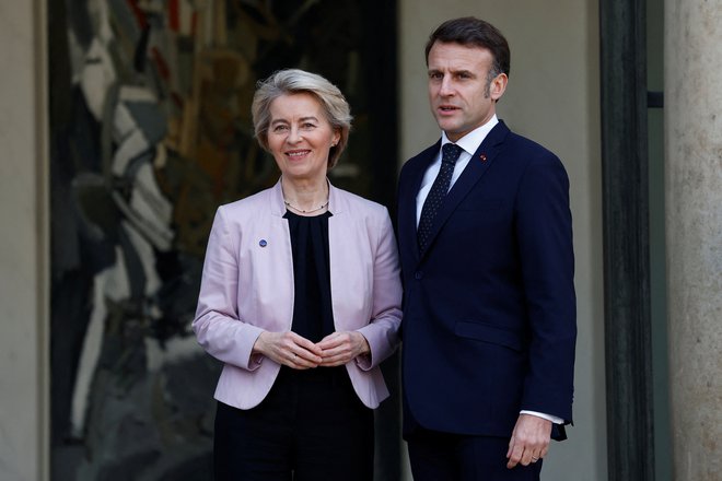 Francoski predsednik Emmanuel Macron je ta teden gostil izredni vrh voditeljev nekaterih evropskih držav o Ukrajini, ki se ga je udeležila tudi predsednice EK Ursula von der Leyen. FOTO: Gonzalo Fuentes/Reuters