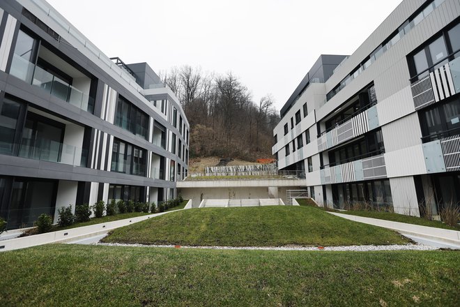 Zelene površine so pomemben dejavnik kakovosti bivanja v stanovanjskih soseskah. Na fotografiji Devana Park II. FOTO: Leon Vidic/Delo