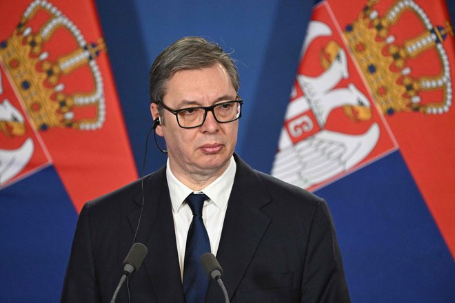 EU Vučiću popušča, ker obljublja stabilnost in izvoz litija, ključne surovine za električna vozila. FOTO: Attila Kisbenedek/AFP