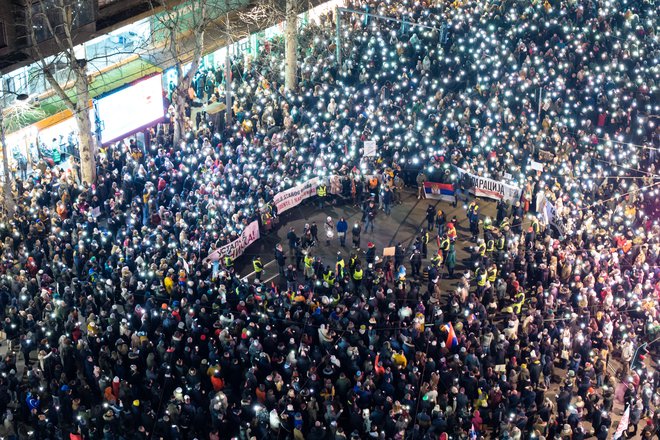 Protestniki vztrajno ponavljajo: »Nimamo političnih zahtev in se distanciramo od opozicijskih strank. Preprosto zahtevamo, da srbske institucije delujejo v interesu državljanov.« FOTO: Marko Djurica/Reuters