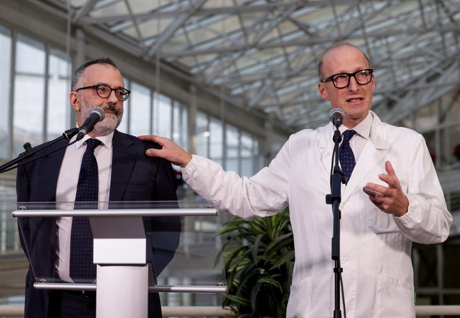 Luigi Carbone in Sergio Alfieri na srečanju z novinarji pred bolnišnico Gemelli. FOTO: Remo Casilli/Reuters