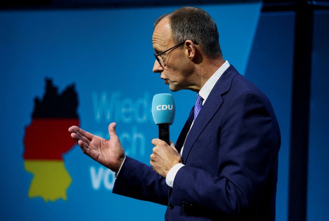 Friedrich Merz, vodilni kandidat za nemškega kanclerja, je izpostavil potrebo po evropski obrambni avtonomiji, kar je pripisal možni spremembi vloge ZDA v Natu. FOTO: Christian Mang/Reuters