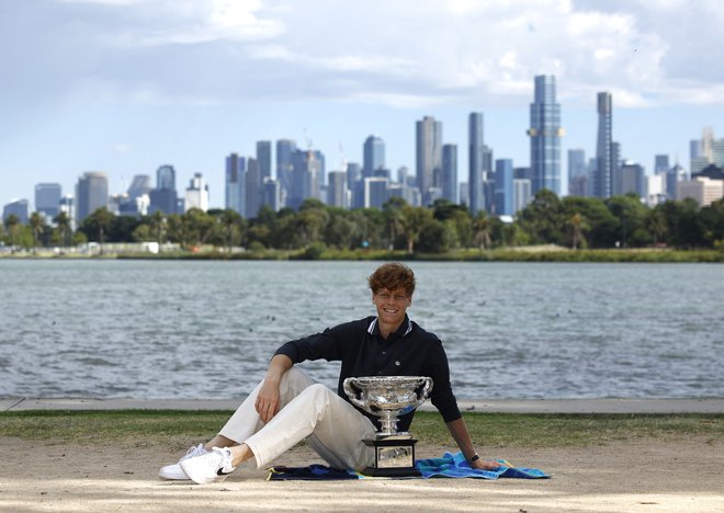 V Melbournu se je Jannik Sinner veselil uvodne letošnje lovorike za grand slam, zdaj bo moral prisilno počivati. FOTO: Francis Mascarenhas/Reuters