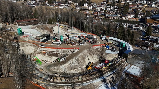 Tako je zdaj videti gradbišče štadiona za bob, sankanje in skeleton v Cortini d'Ampezzo. FOTO: Claudia Greco/Reuters