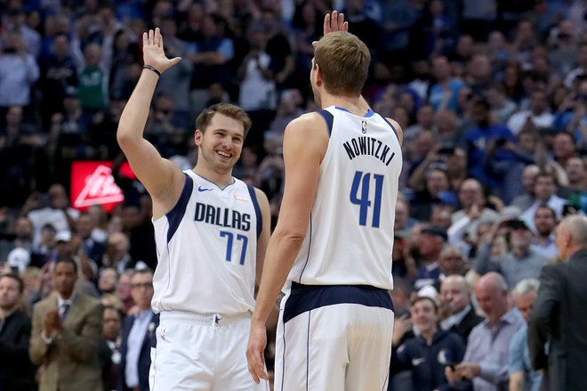 Dirk Nowitzki in Luka Dončić sta igrala skupaj v sezoni 2018/19. FOTO: Tom Pennington/AFP