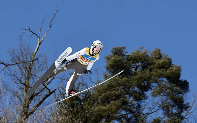 Nika Prevc je že v uvodnem nastopu v Hinzenbachu zablestela. FOTO: Lisa Leutner/Reuters