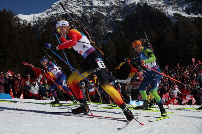 Tudi ženska štafetna tekma je ponudila izjemen boj. FOTO: Franck Fife/AFP