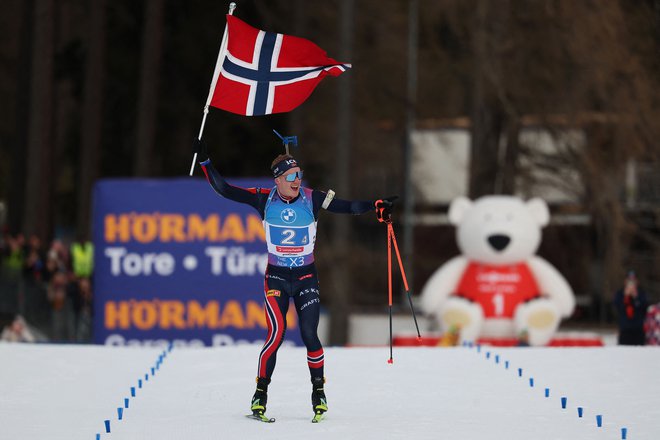 Johannes Thingnes Bø se je veselil norveške zmage. FOTO: Franck Fife/AFP