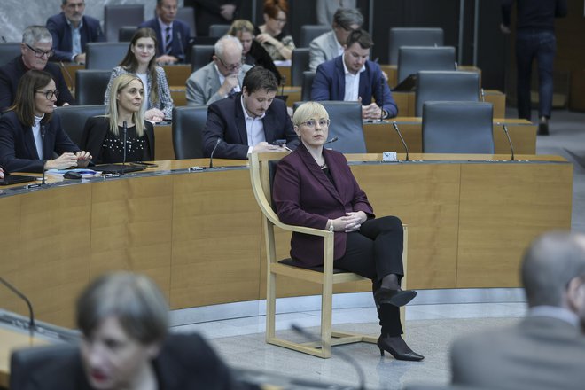 Predsednica republike bo jutri vnovič poslušala poslance – predvidoma v svojem uradu –, a malo verjetno se zdi, da bo dobila zagotovila o ustreznih večinah za kandidate, ki so v igri. FOTO: Jože Suhadolnik