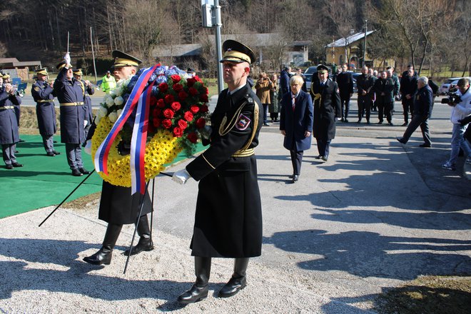 Predsednica Nataša Pirc Musar je položila venec k spomeniku talcev. FOTO: Bojan RajšekDelo