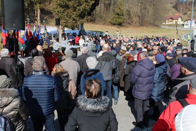 Množica se je poklonila žrtvam nacističnega nasilja. FOTO: Bojan RajšekDelo